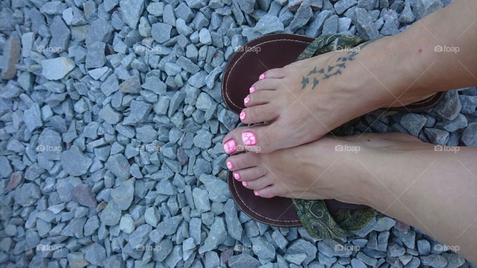 Pink crackle toenails