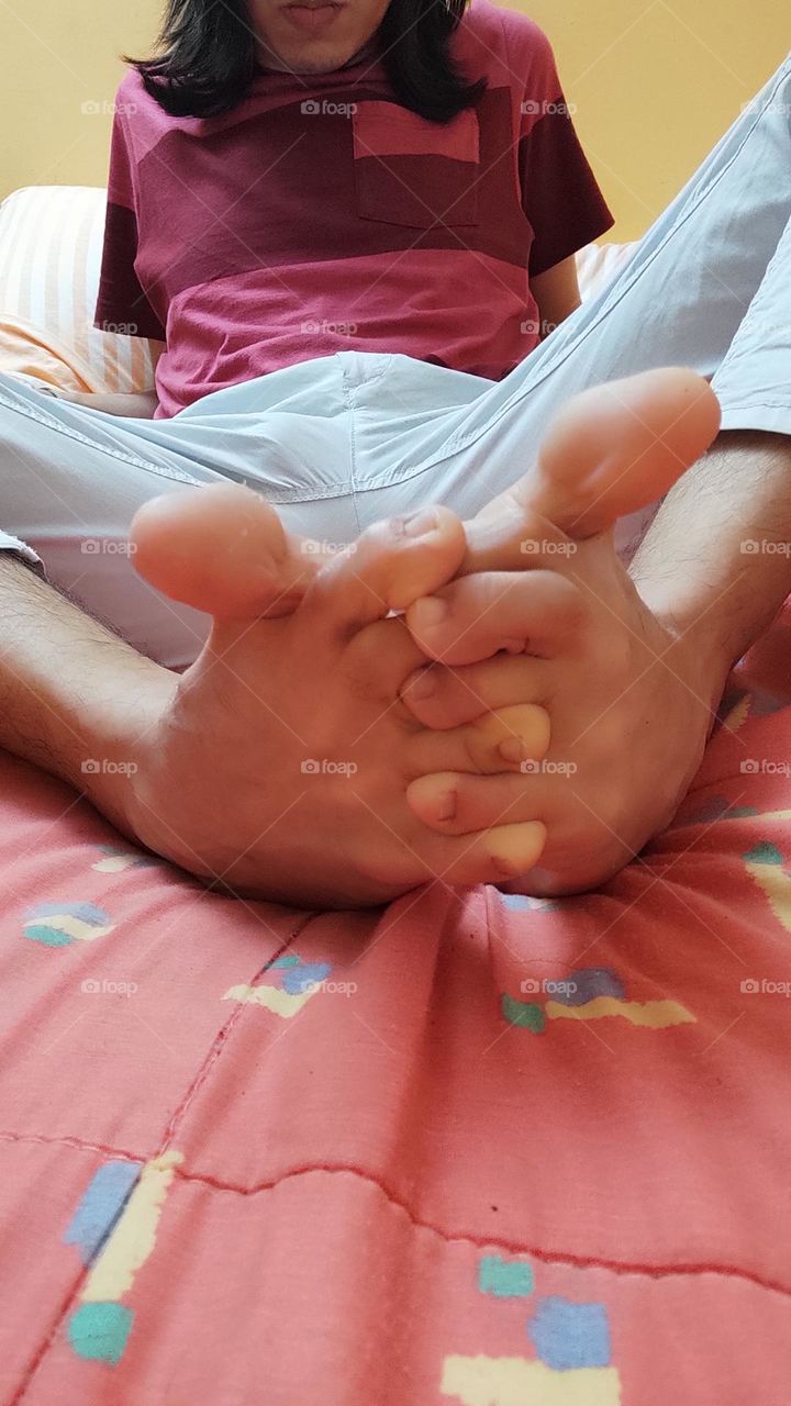 Crossed toes, off thumbs