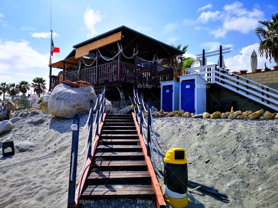 Kleines Strandcafe, Kalabrien, Italien, Stufen die über den Sand nach oben führen, Urlaubsfeeling