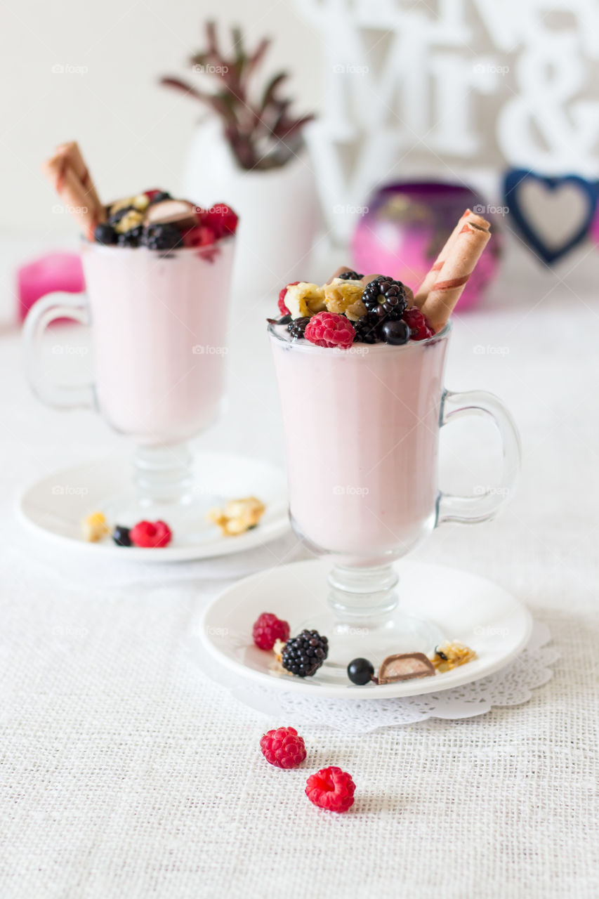 Summer cocktails with berries 