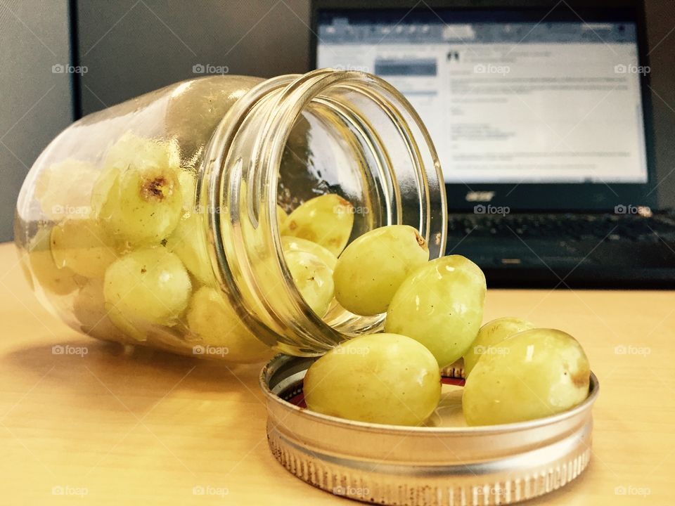 Grapes on a desk / raisins sur un Bureau 