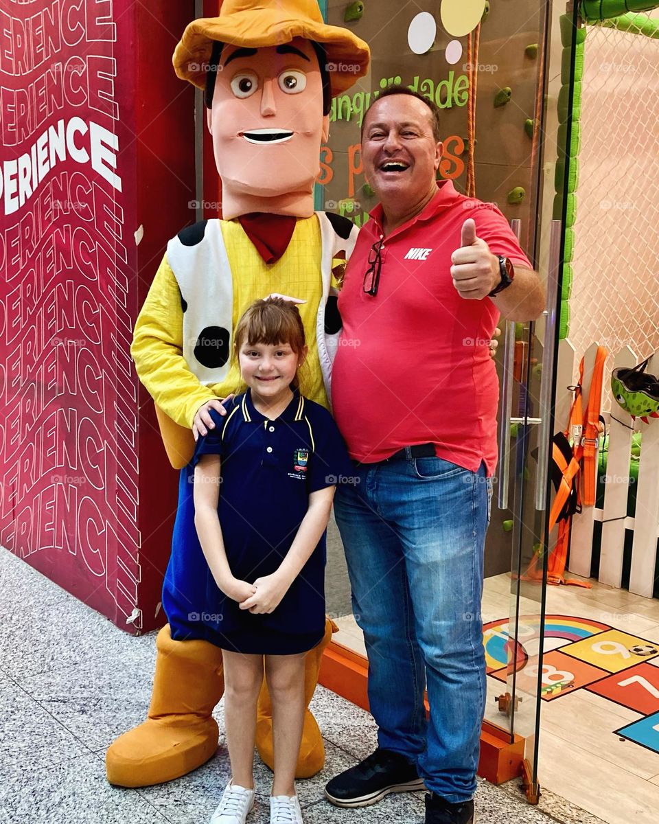 Ah, que lembrança legal! O dia em que eu e a Tetéia encontramos o Woody, do Toy Story.
Criança se contenta fácil…

#Paternidade