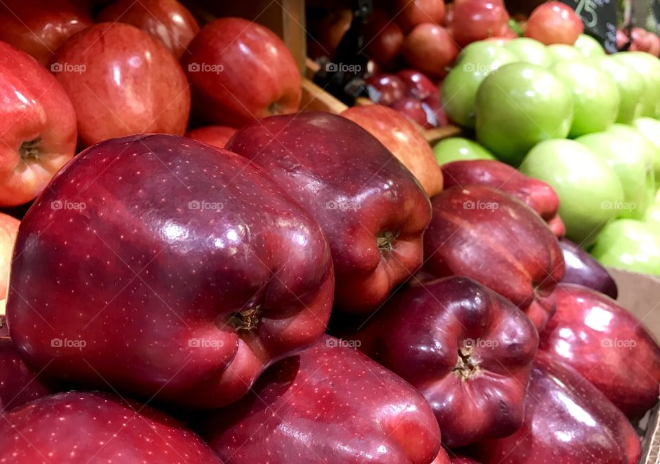 Mixed apples in supermarket store 