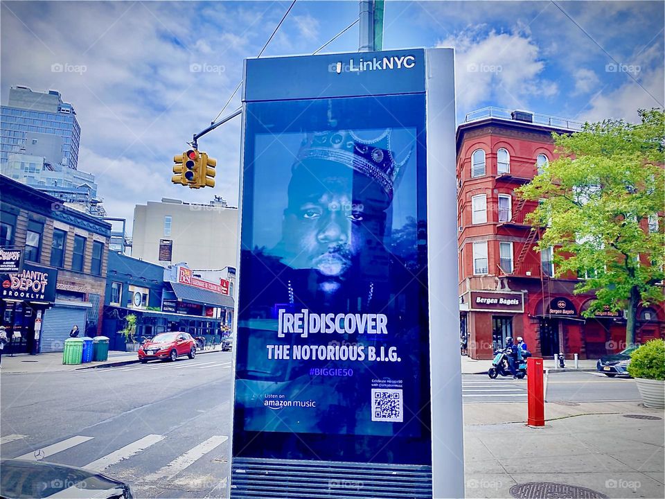 The „Notorious B. I. G.“ „Christopher Wallace“ is everywhere to be seen during the weekend of his birthday on May 21st, 2022 and during the days thereafter. This electronic display advertises a documentary about him. Hypnotic Productions