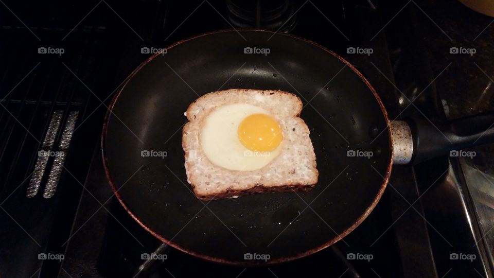 Egg in the hole. life hack breakfast