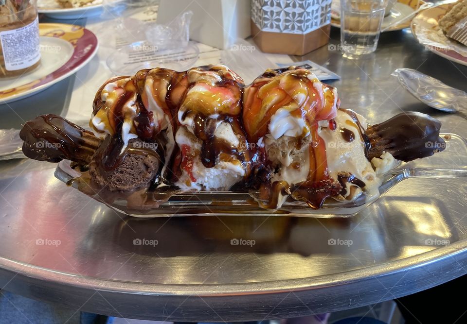 A delicious banana-split to put on a little more weight. Who doesn't like ice cream? / Uma deliciosa banana-split para engordar um pouco mais. Quem não gosta de sorvete?