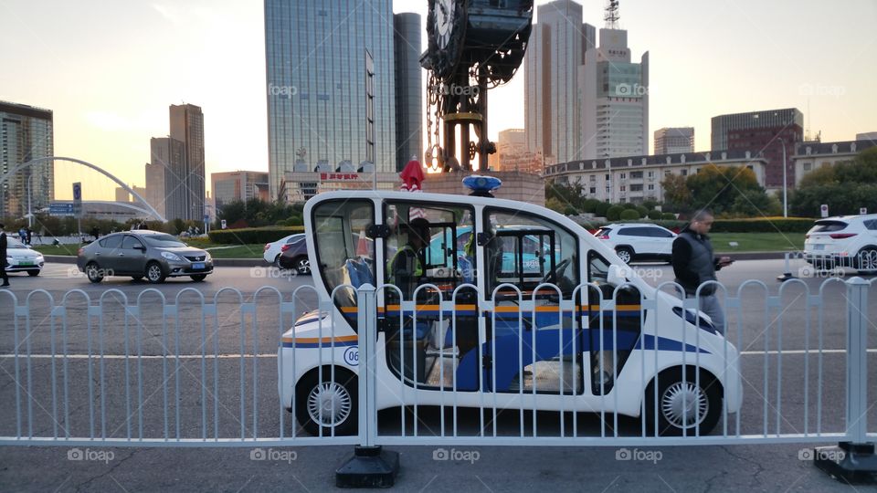 Let's go around the city.