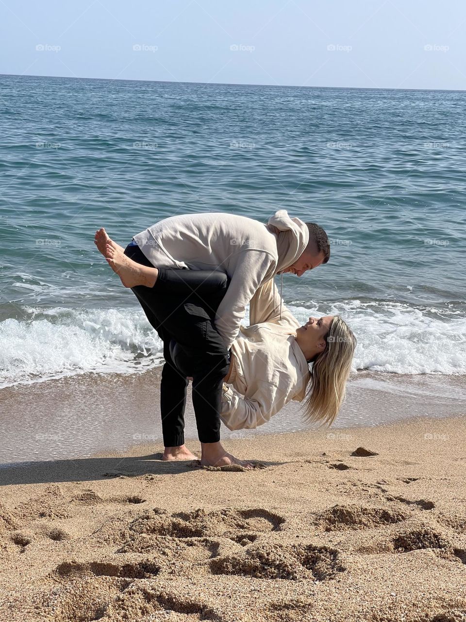 Una pareja divirtiéndose en la playa