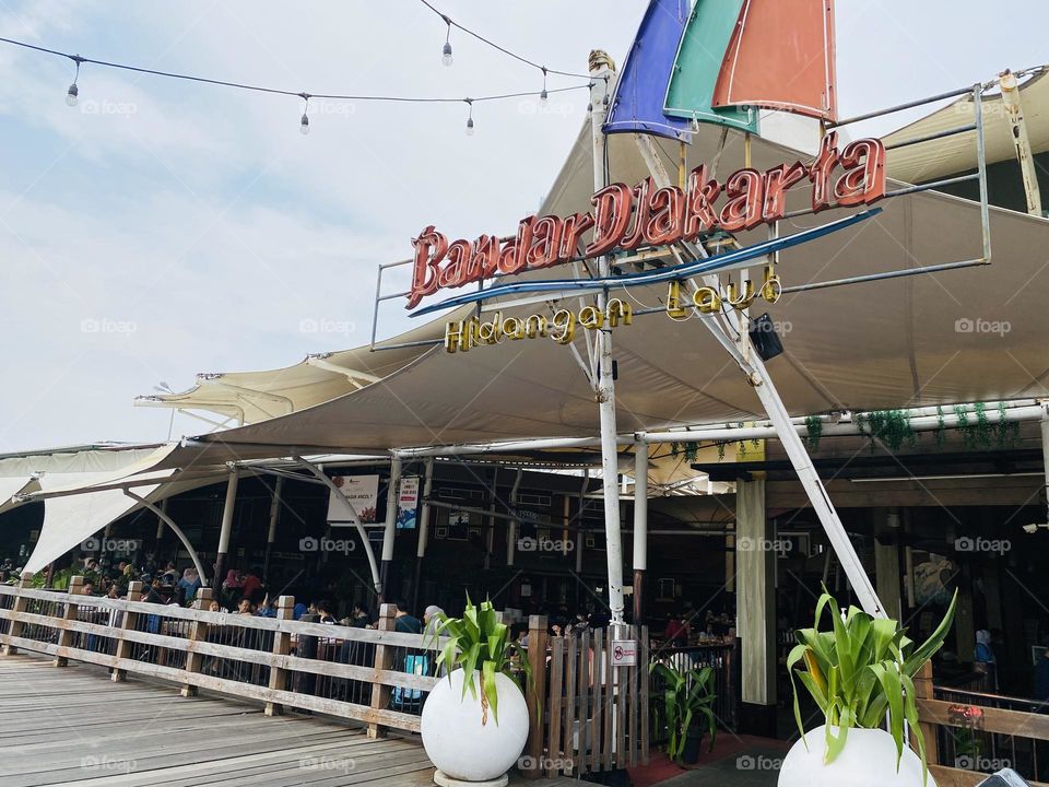 Bandar Djakarta Ancol is a seaside seafood restaurant located in the Ancol tourism area. True to its name, the restaurant ensures a picturesque seaside view which you can enjoy while devouring fresh and quality seafood.