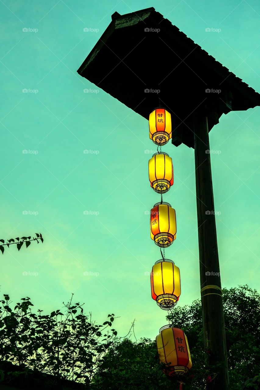 The hanging lanterns.