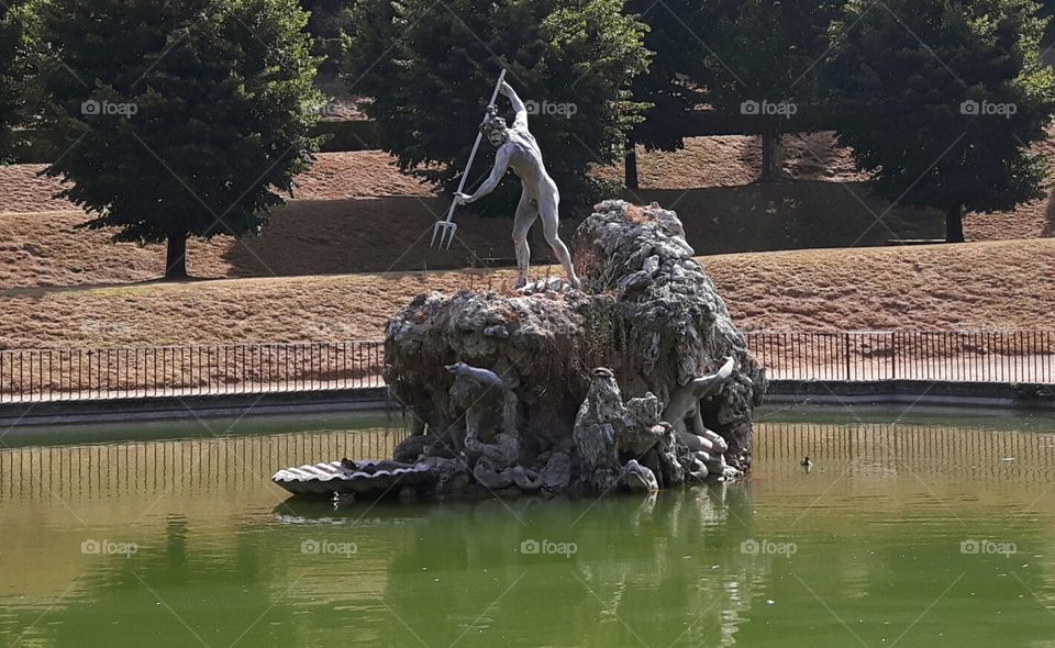 Statua su lago