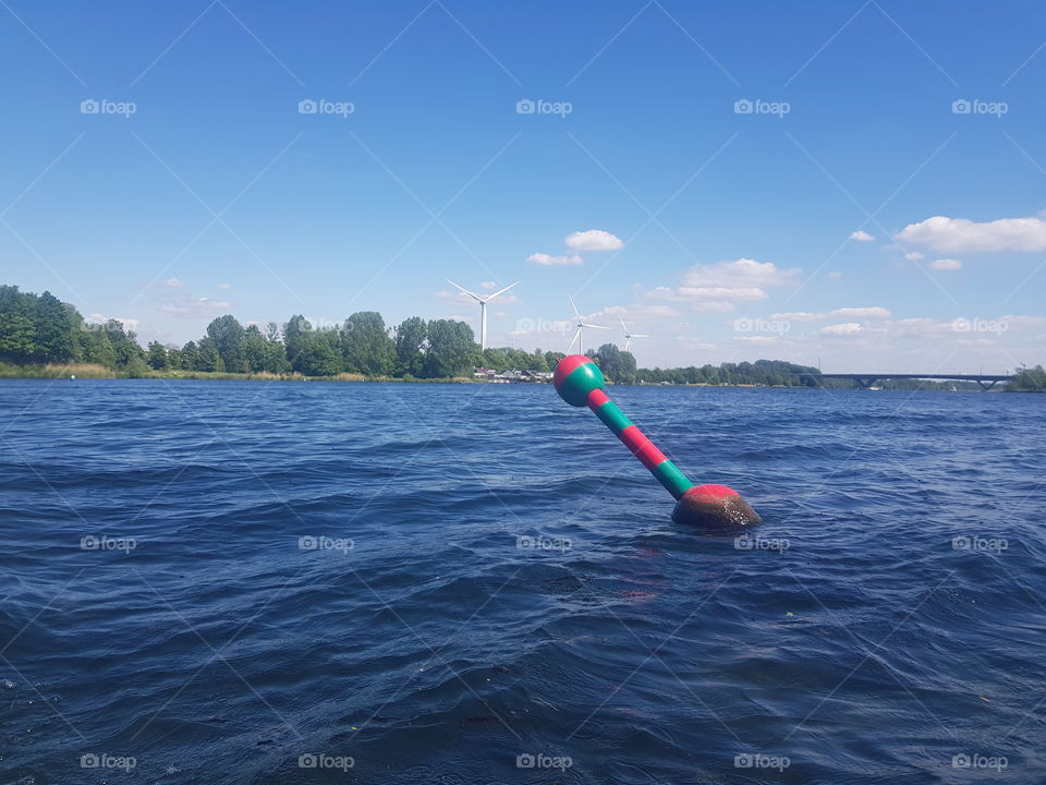 Markering voor veilig vaarwater of betonning voor veilig vaarwater (safe water marks) of midvaarwaterboei in de vorm van een boei