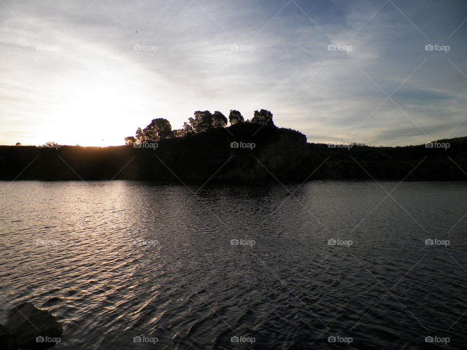 sunset behind the lake mount. atardecer tras el monte del lago