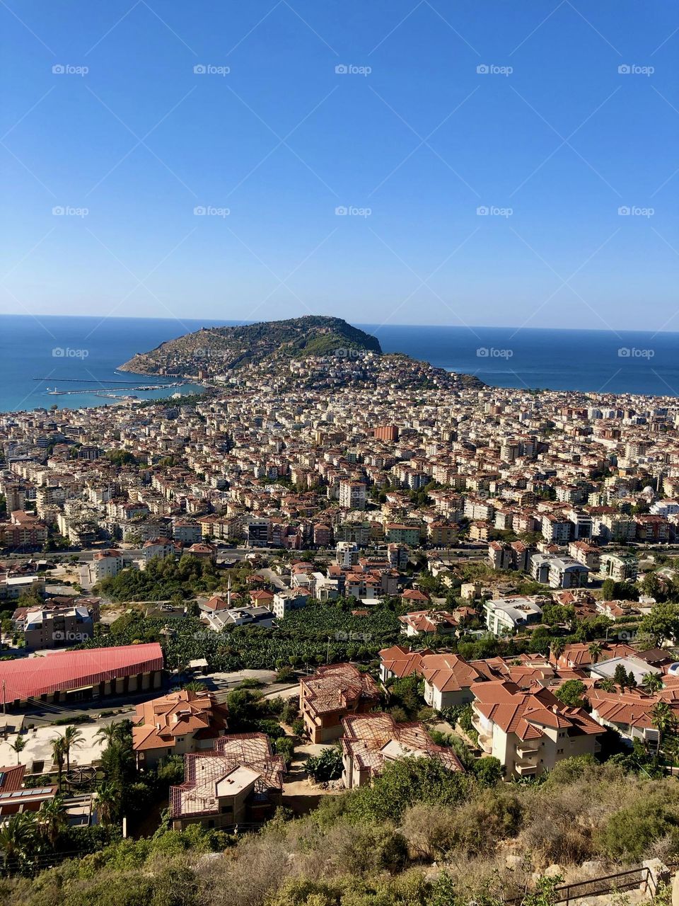 Перед нами город на берегу моря. Это место пронизано спокойствием и гармонией .