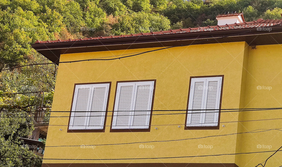 A house in yellow