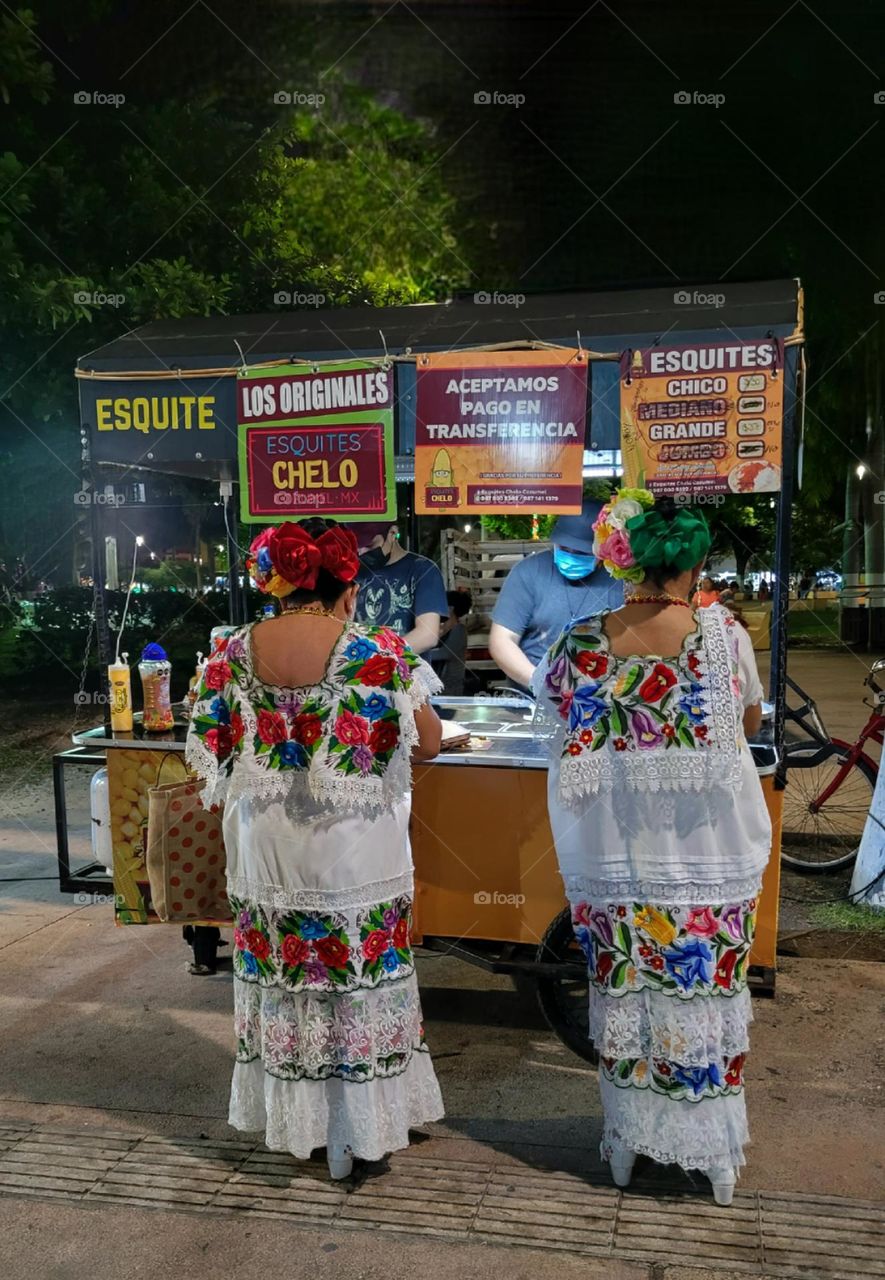 damas con vestimenta típica de Yucatán