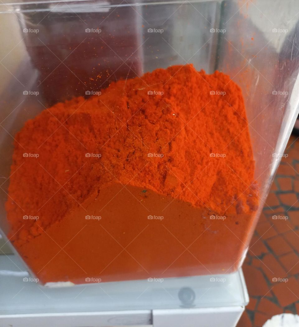 Paparica picante. É, um tempero delicioso, feito a partir de variedades do pimentão seco e moído, e que pode trazer inúmeros benefícios para a saúde e a boa forma. Isso se deve  principalmente à presença  de compostos antioxidantes