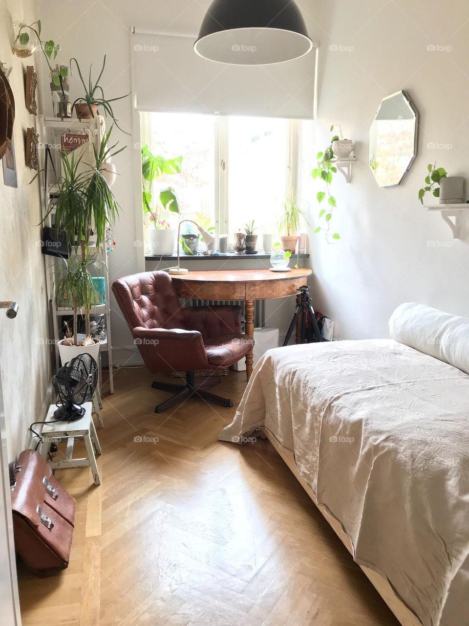 Private room for resting in white and natural colors surrounded by green plants 