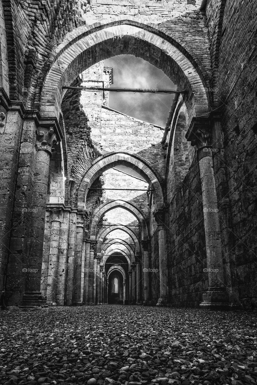 giochi di archi in bianco e nero all'abbazia di San Galgano in Toscana