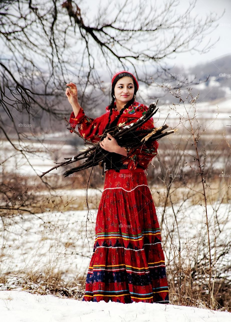 Țigancă din România. Se remarcă prin frumusețea portului specific etniei rome și autenticitate.