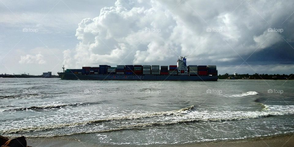 container ship carrying a lot of containers