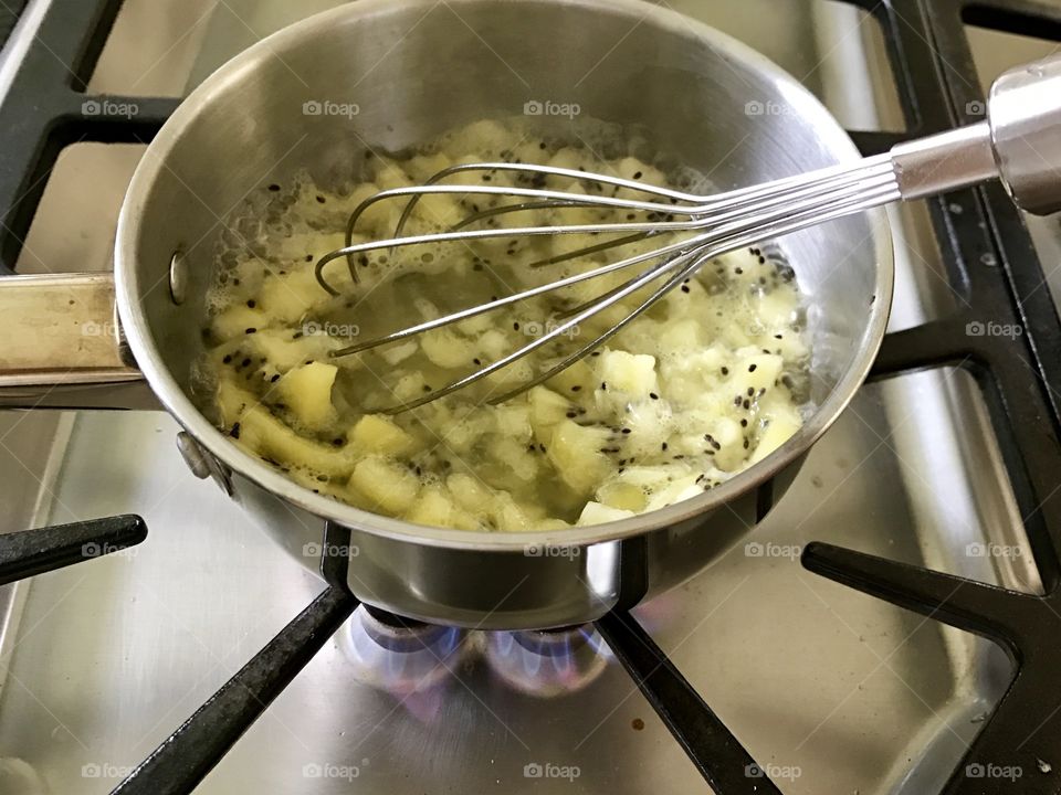 Preparing kiwi jam 