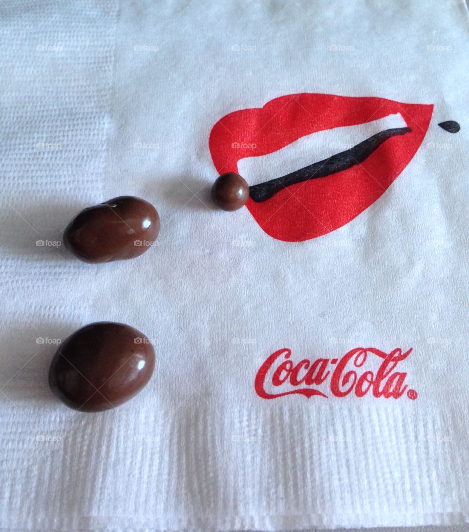 Cola napkin with raisin nets