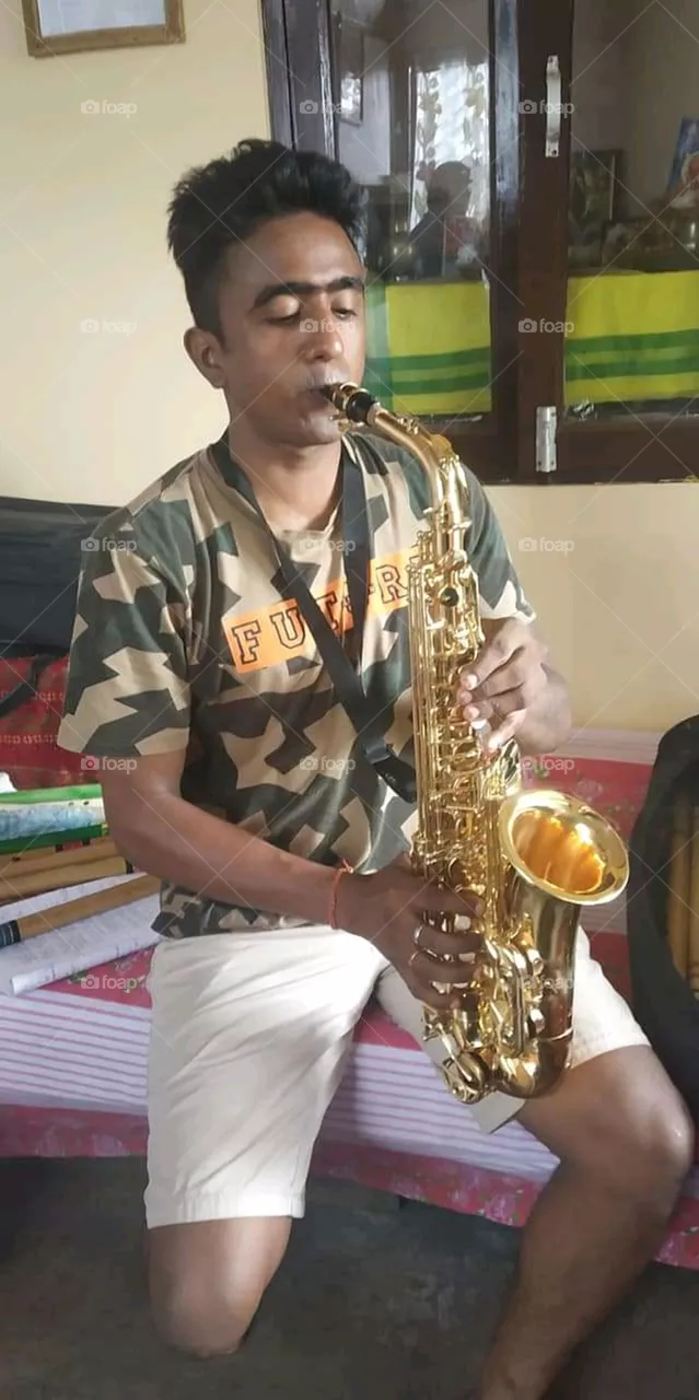 PLAY SEXOPHONE