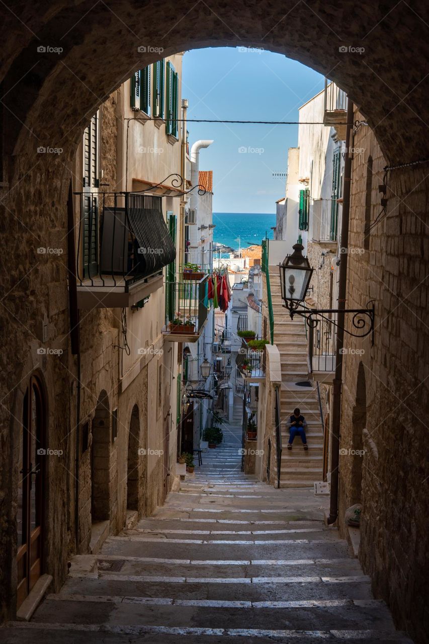 narrow alley in Italy