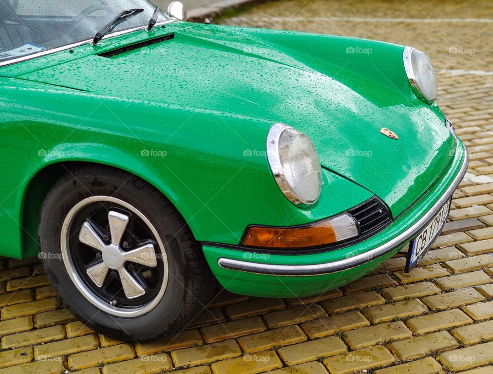 A green-like-frog porsche