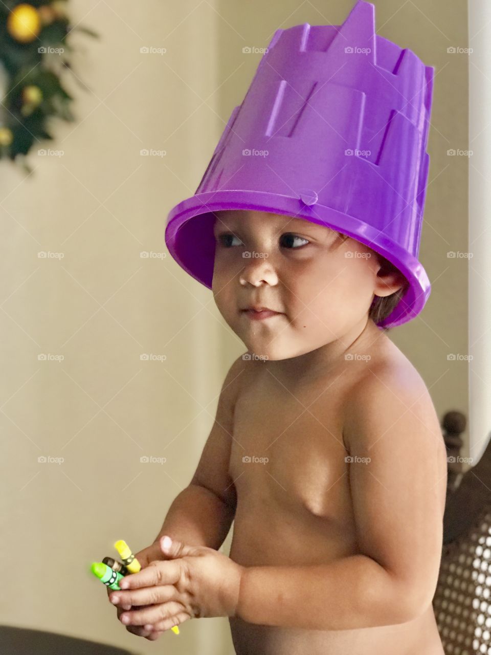 There's something in this purple bucket hmmm..