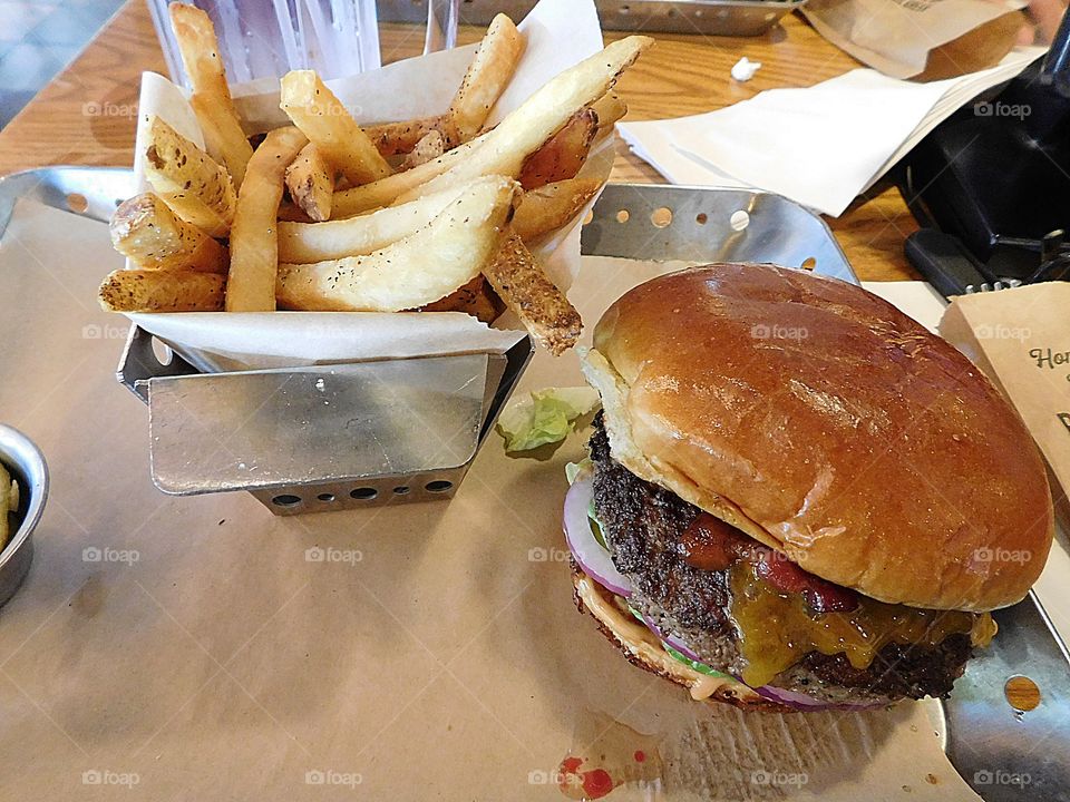 Delicious, juicy hamburger with the fixings