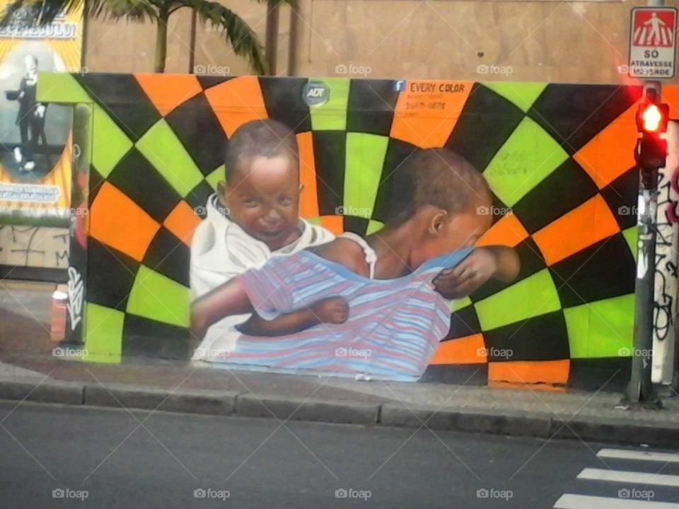 Arte de rua em São Paulo, Br. uma imagem que reflete a dor de uma família menos favorecida e que mesmo assim mantém unidos
