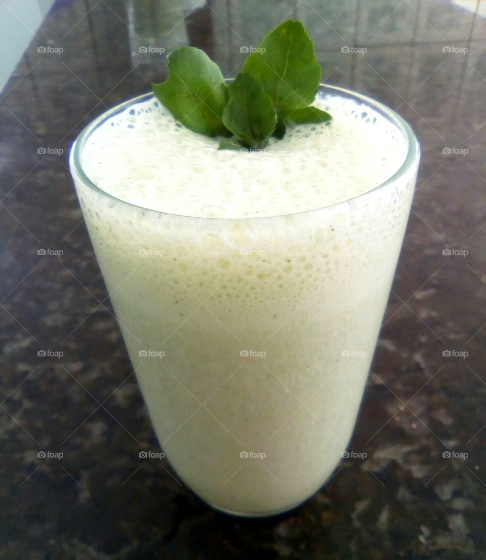 Suco de abacaxi com hortelã, além de refrescante ajuda na digestão.