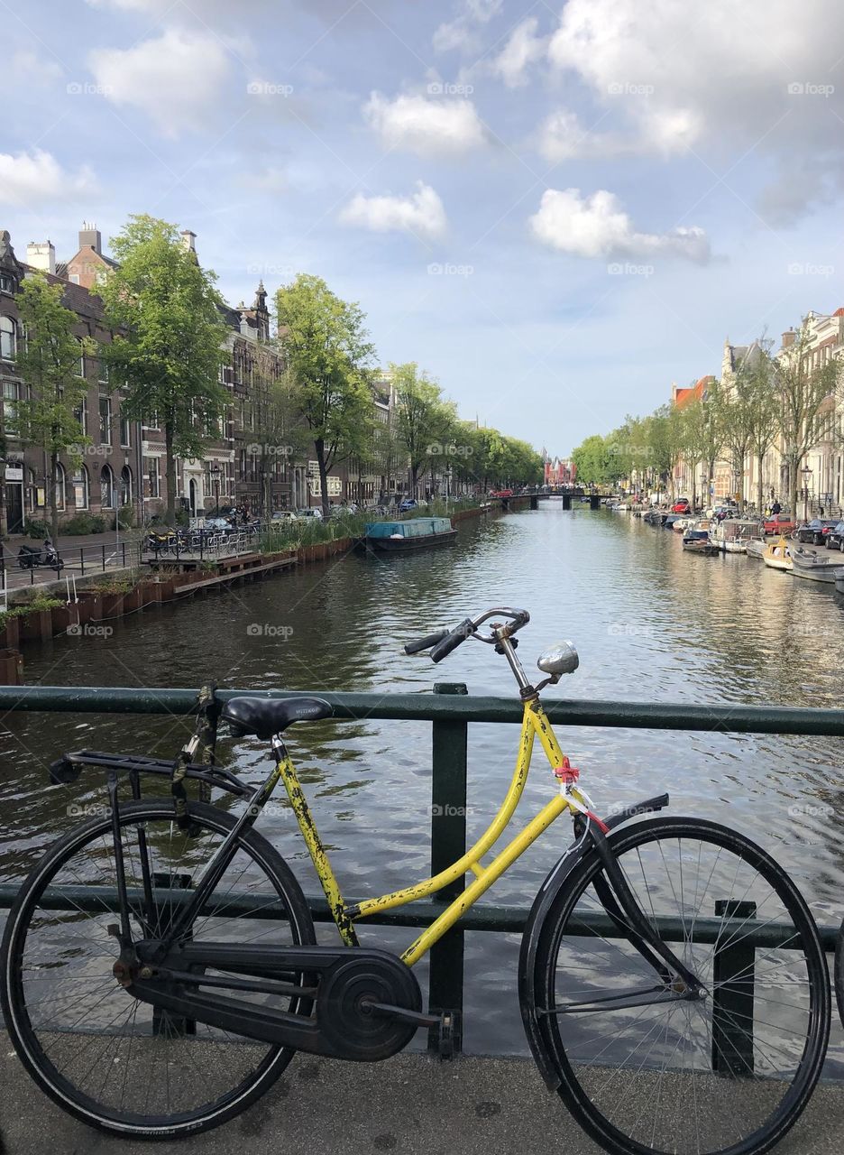 Pelos canais de Amsterdā. Holanda. 