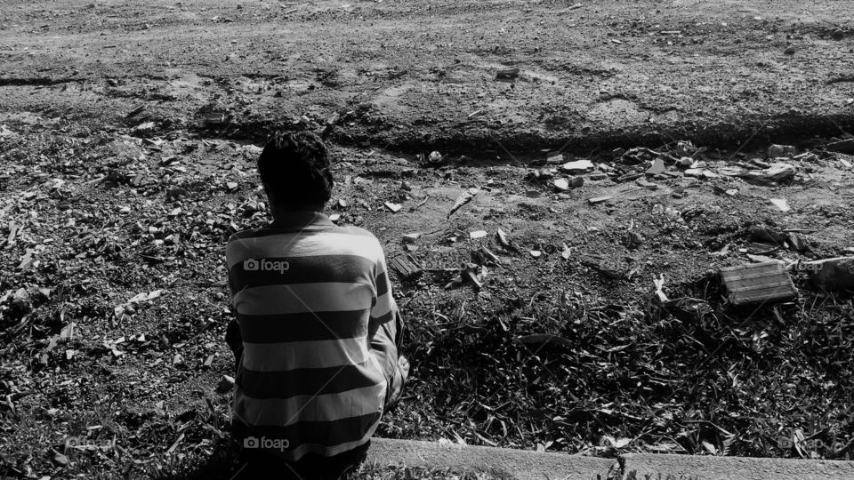 Pessoa sentada.
sitting person.