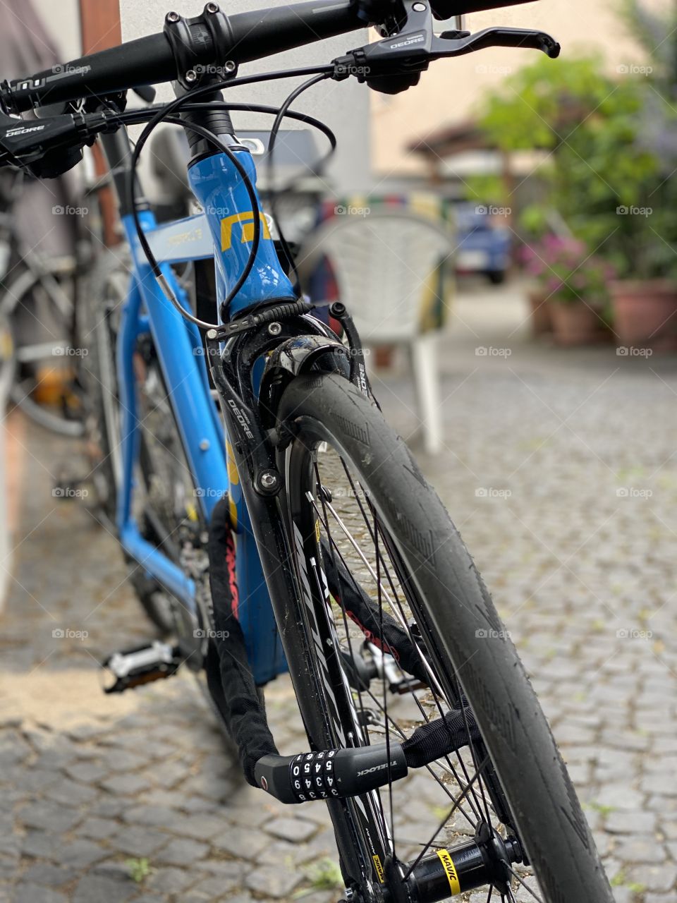 A Bild with a bike lock leaning on a wall