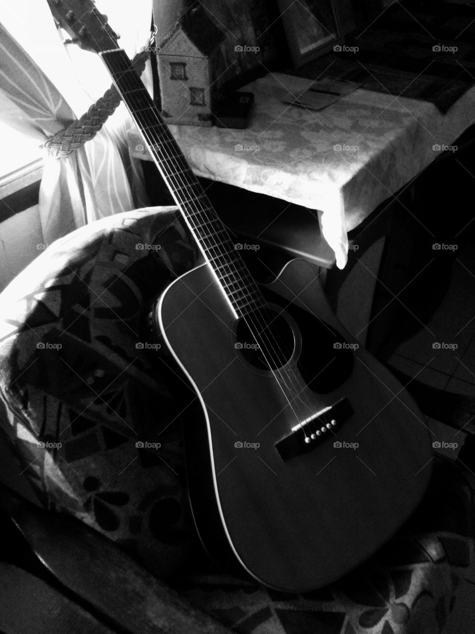 mono acoustic guitar