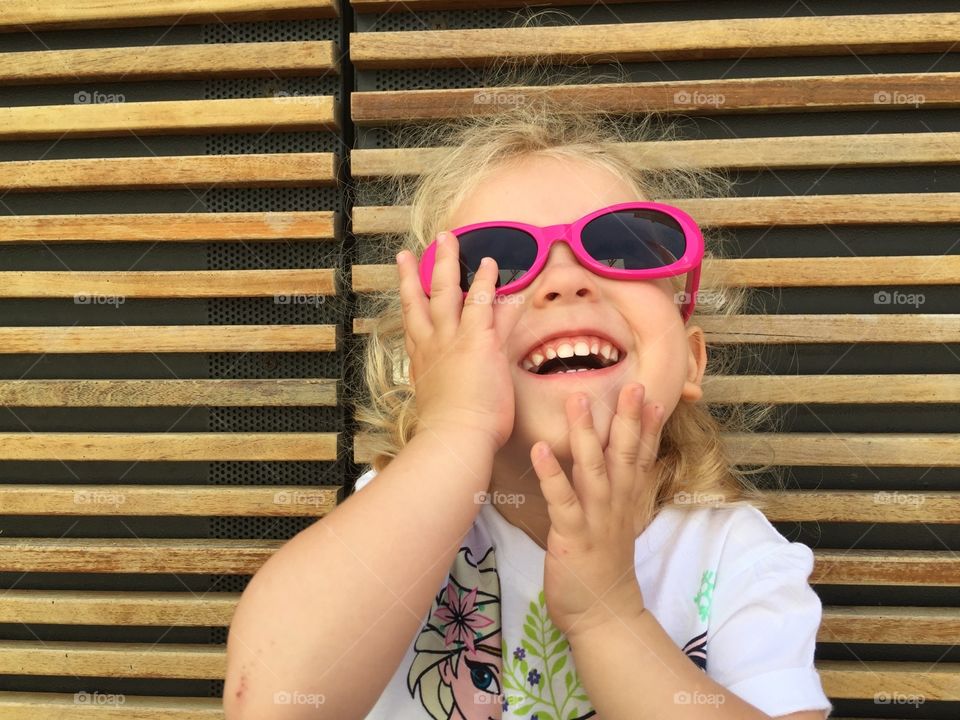 Little girl with sunglasses 