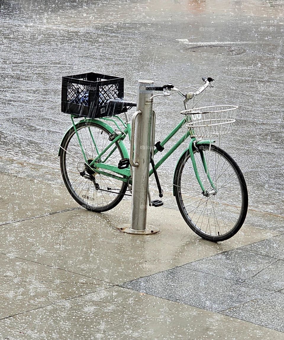 bicycle under the rain in Montréal