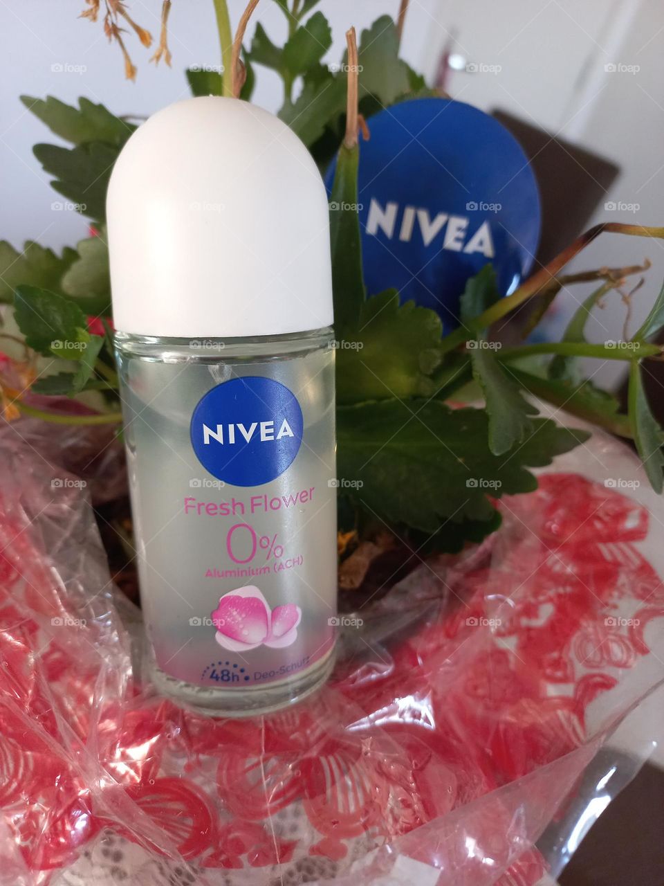 Desodorante   Fresh Flower 0% alumínio NIVEA,  perfeito para peles sensíveis. Mantém o equilíbrio  da derme e garante a transpiração  natural da região,  sem irritações  e alergias. A NIVEA Trata sua pele com carinho