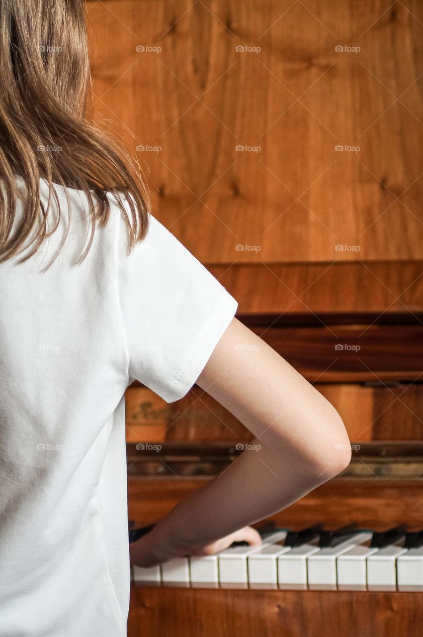 Girl playning the piano