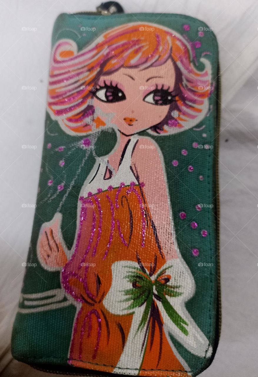 adorable clutch of my daughter with beautiful bold colors. very cute and easy to cary