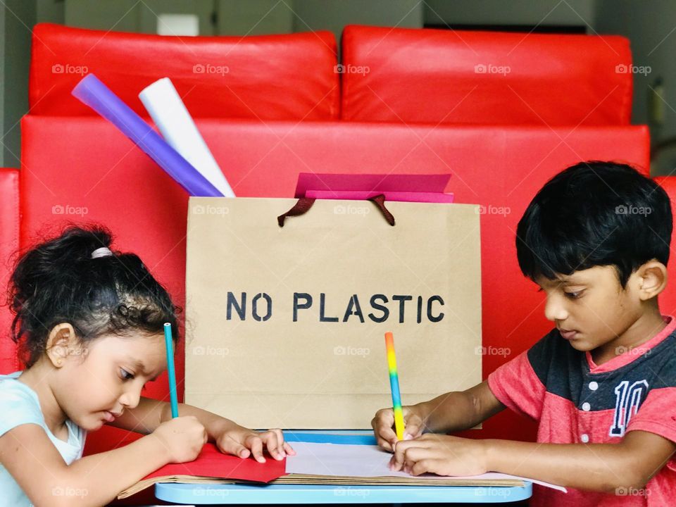 Kid’s with creative activities preparing no plastic logo’s 