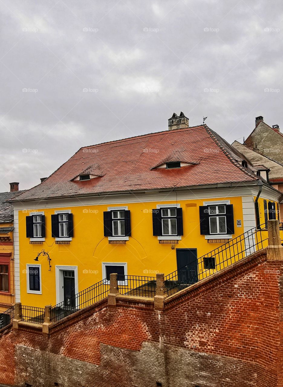 Gaze of The Yellow Building