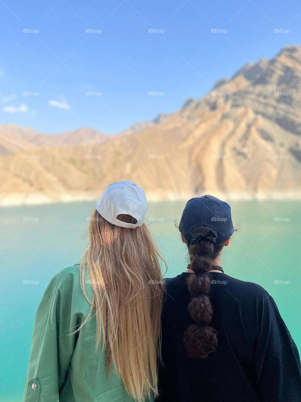 They are different in every way, they grew up differently, they think differently, they look at life differently, but since childhood they have stood shoulder to shoulder. sisters forever, eternal friends.