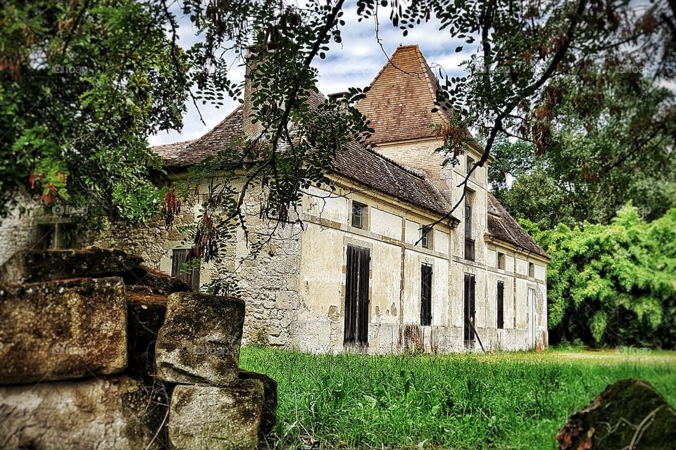 The Orangery. I’ve had a holiday home here in France for 11 years and this has been my dream home since I first saw it. Empty for all that time and more, it’s been for sale at a cool €750K That’s an awful lot of money!