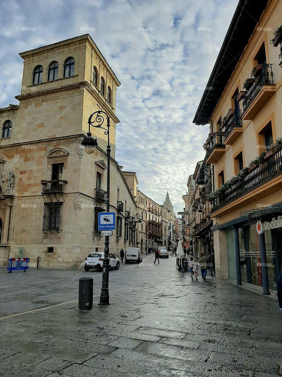 León, diputación y calle Ancha. Al fondo la Catedral.