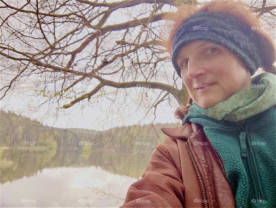 This young lady appreciates the countryside in the “Bayerischer Wald”, the “Bavarian Forest” at the “Eging Lake”, the “Eginger See” near the town of “Eging”. Not even the cold rainy weather can take away from her enjoyment. 2024. Hypnotic Productions