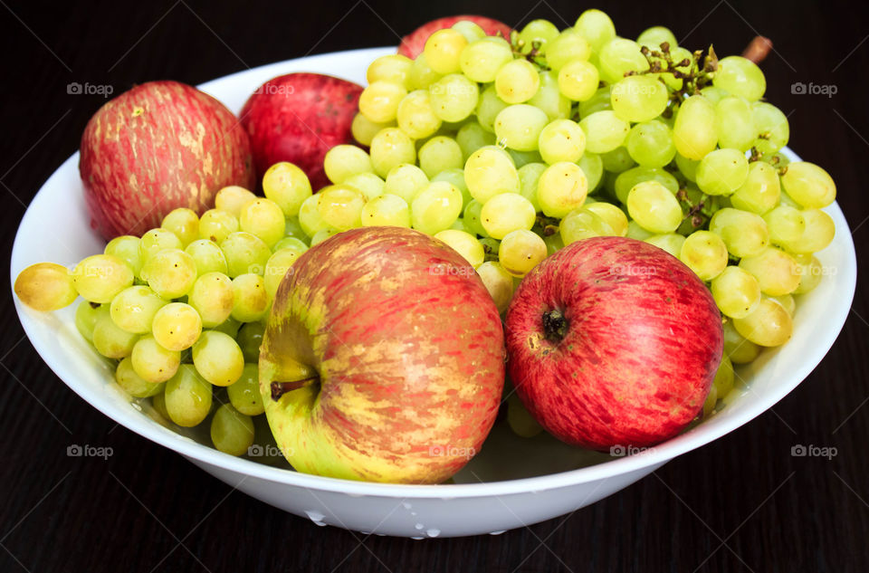 apples and grapes on the plate